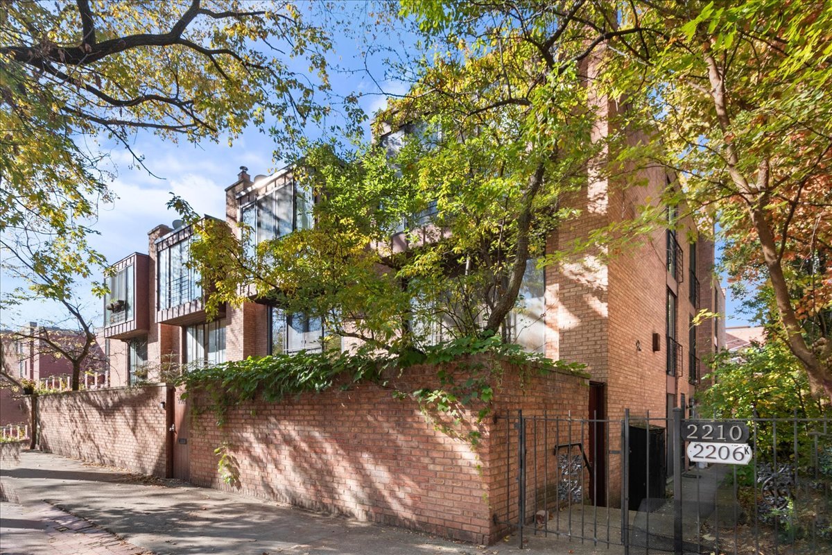 Chicago, Illinois 60614, United States, 4 Bedrooms Bedrooms, ,2 BathroomsBathrooms,Residential,Active,249742