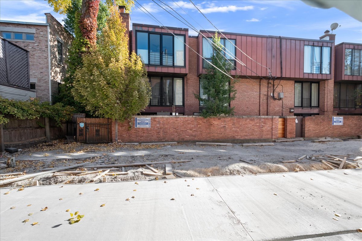 2208 N Burling Street