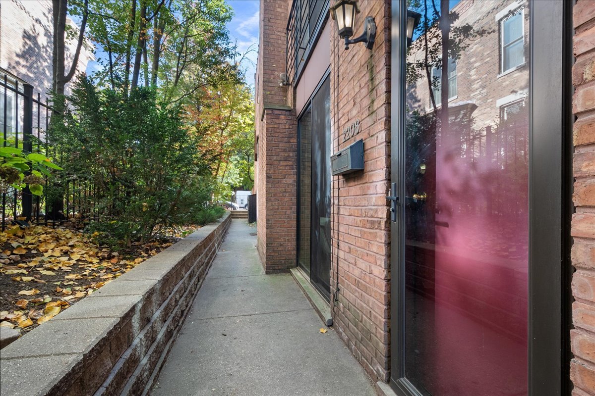 2208 N Burling Street