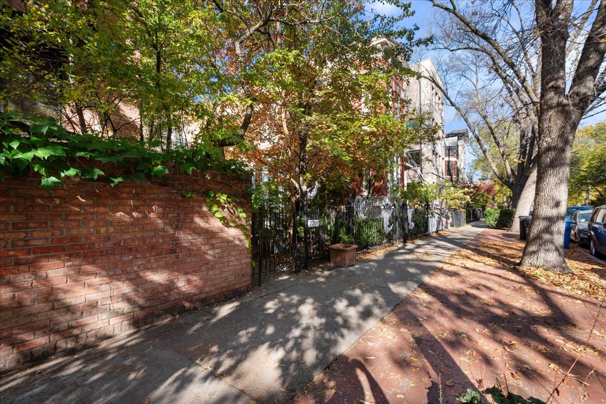 2208 N Burling Street