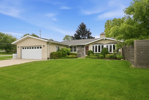 Photo of 8401 W 85th Street, Hickory Hills, IL 60457 (MLS # 12688213)