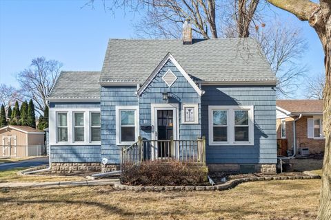 Tiny photo for 10 N Adams Street, North Aurora, IL 60542 (MLS # 12571096)