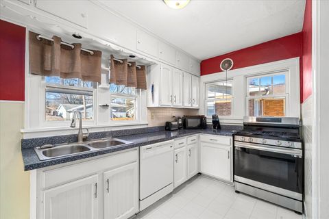 Tiny photo for 10 N Adams Street, North Aurora, IL 60542 (MLS # 12571096)