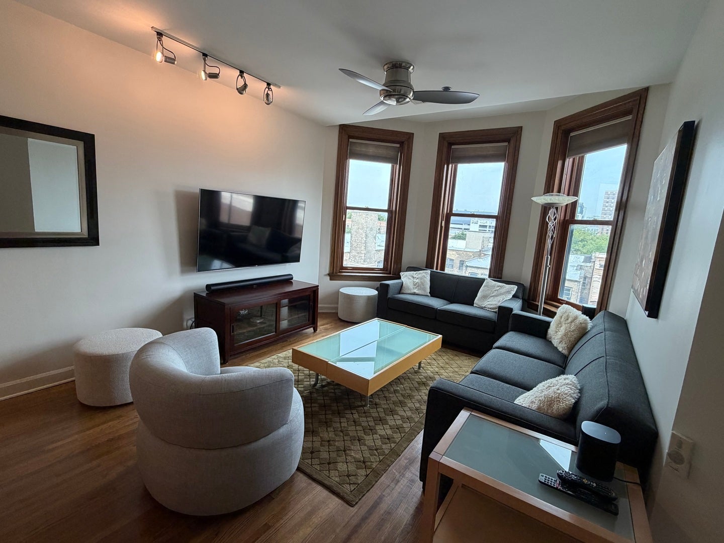550 W Surf Street 512