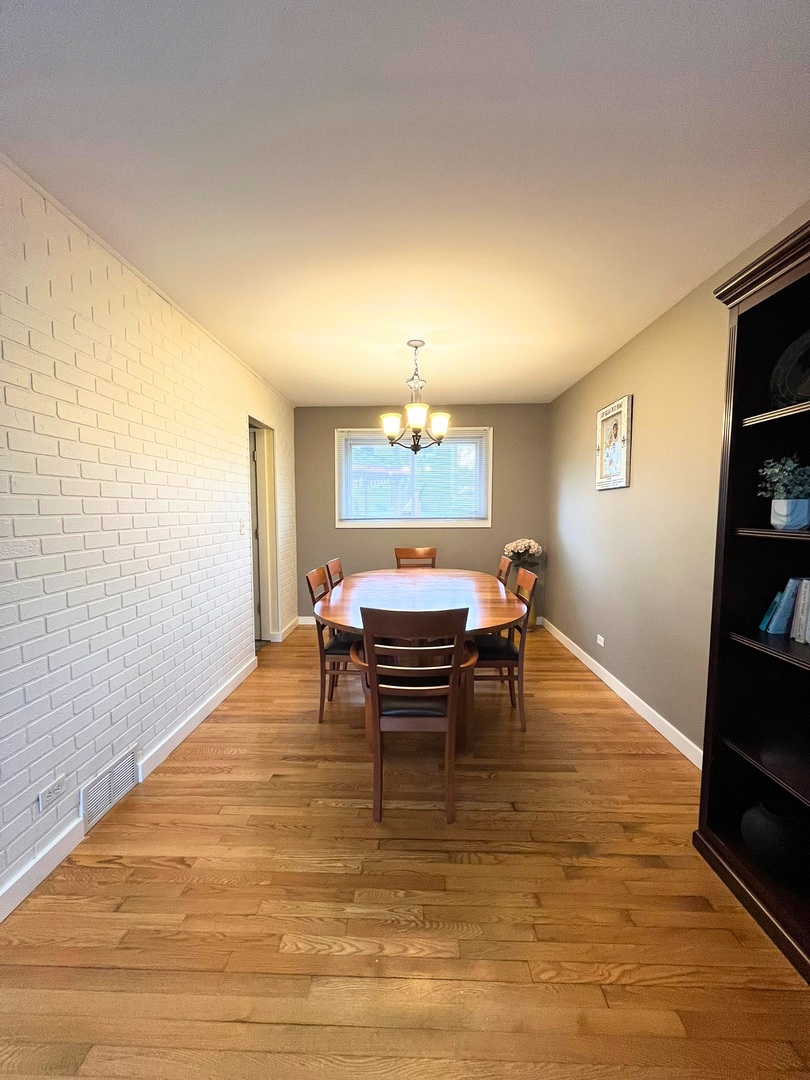 17W484 Earl Court