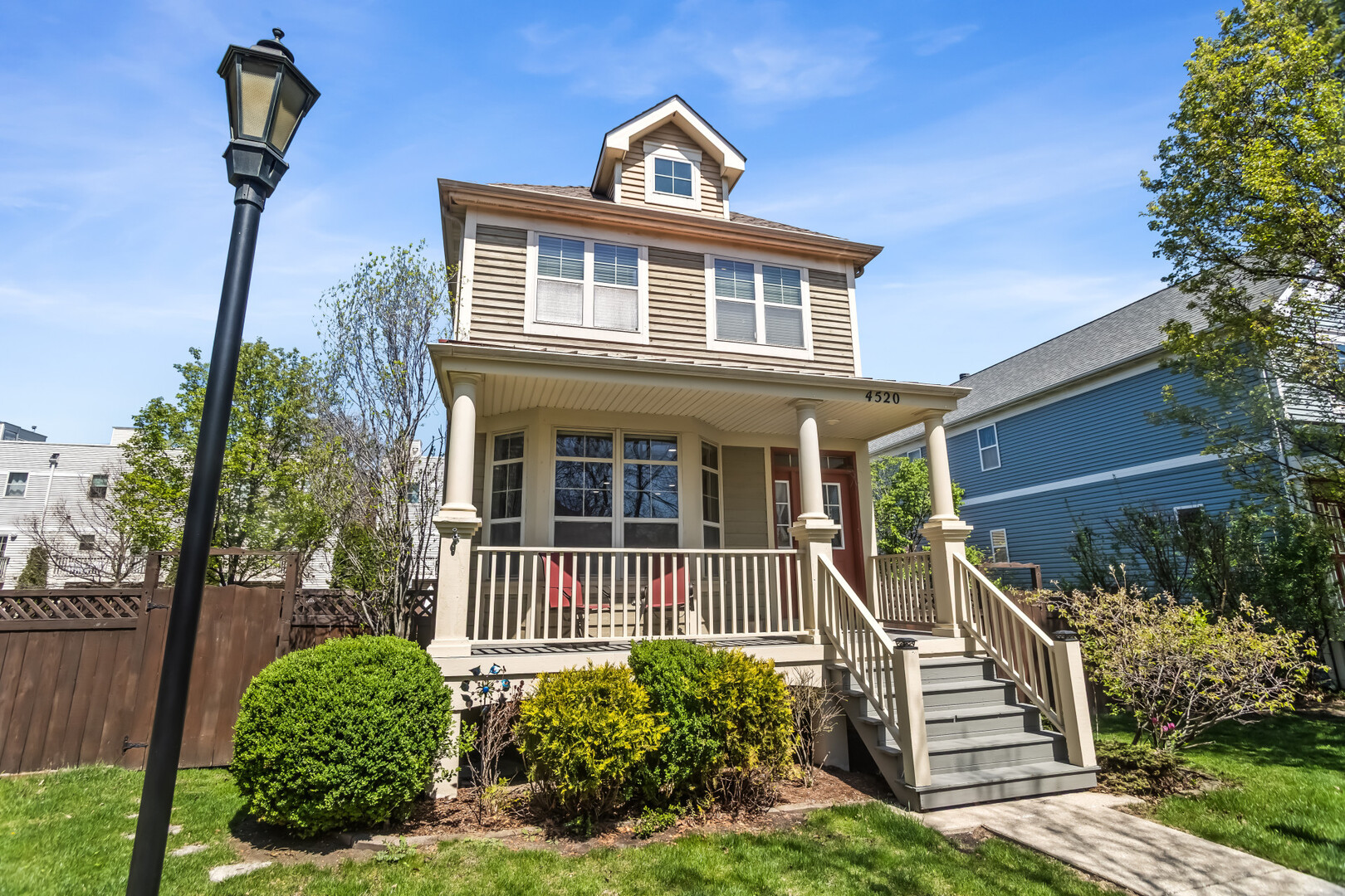 4520 W Larchmont Avenue