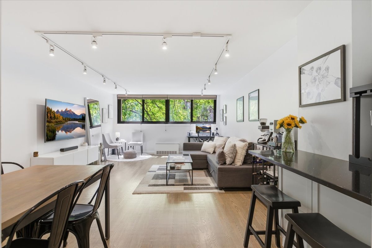 30 E DIVISION Street 2A