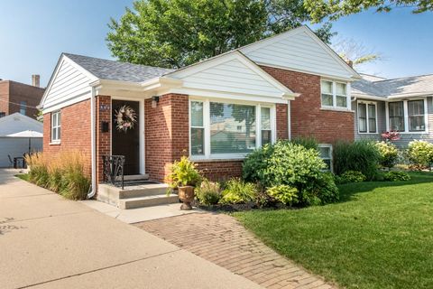 Photo of 900 ROWE Avenue, Park Ridge, IL 60068 (MLS # 12512495)