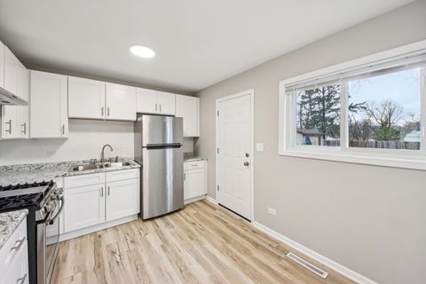 Tiny photo for 65 Della Street, Crystal Lake, IL 60014 (MLS # 12611293)