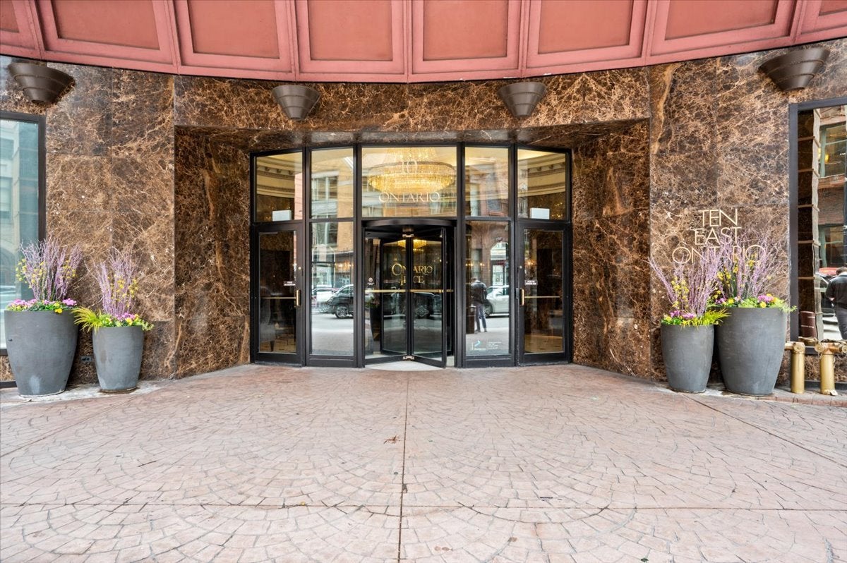 10 E ONTARIO Street 4602
