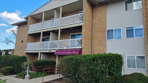 Photo of 910 Beau Drive #202, Des Plaines, IL 60016 (MLS # 12621536)