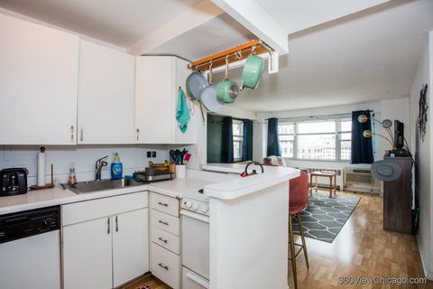 Tiny photo for 2909 N Sheridan Road #1211, Chicago, IL 60657 (MLS # 12448628)