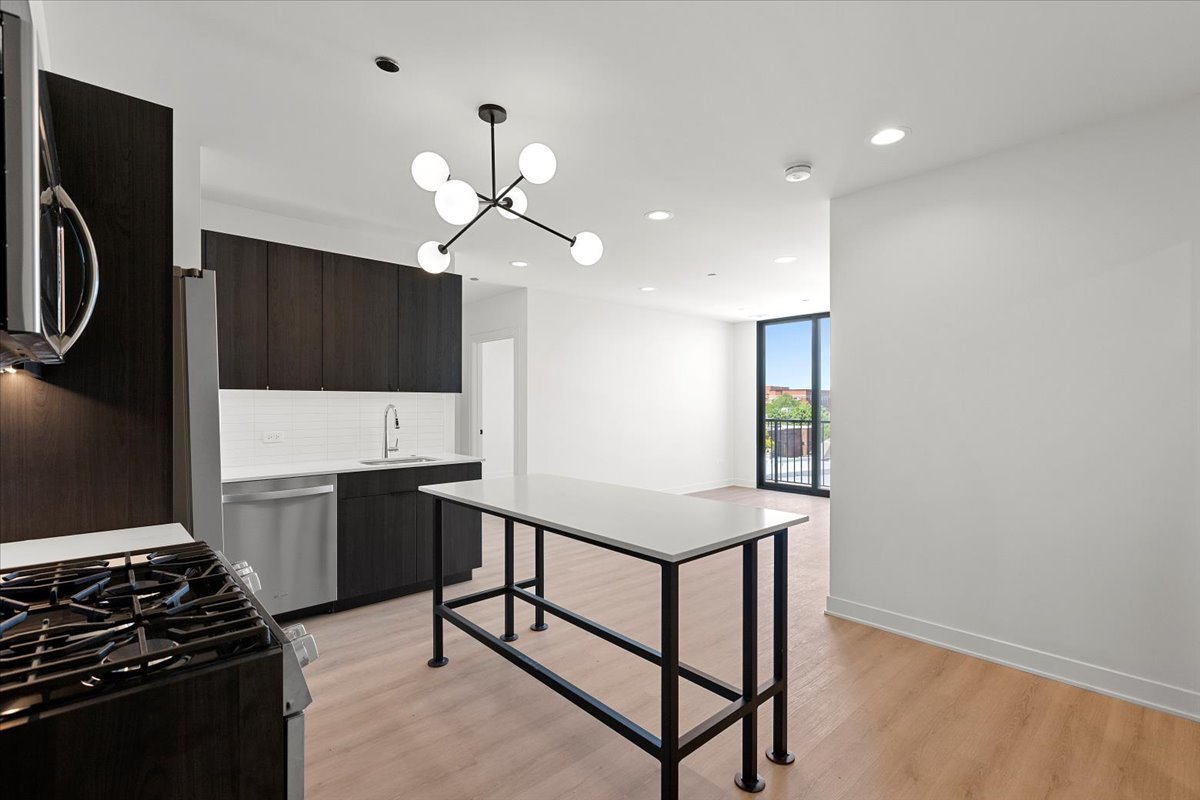 1801 W Grand Avenue 504