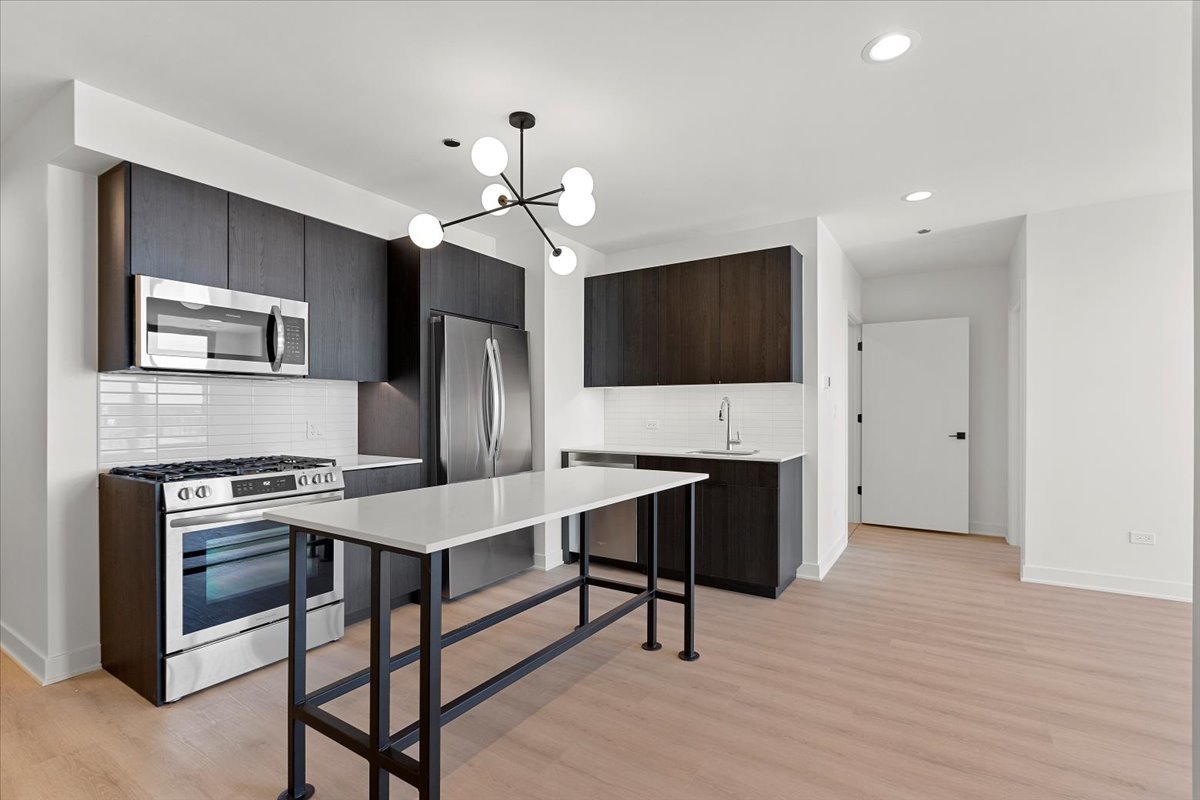 1801 W Grand Avenue 504