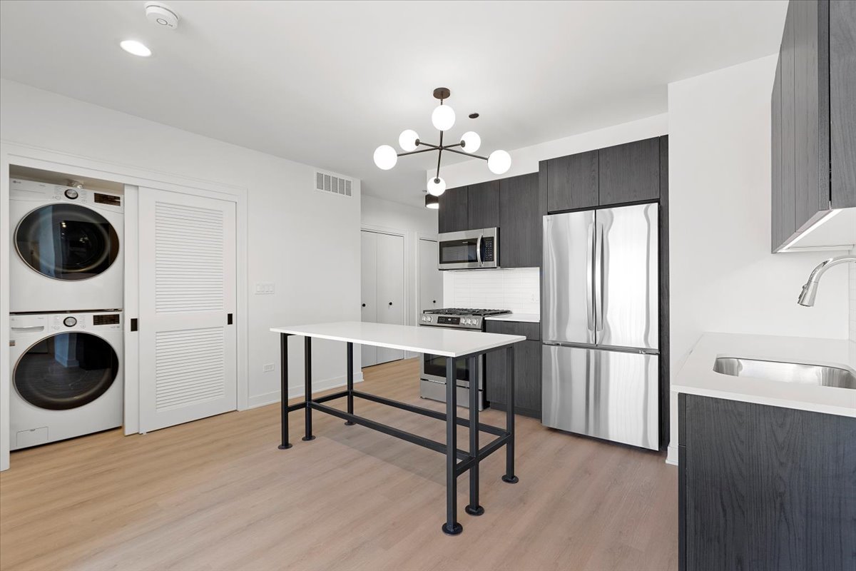 1801 W Grand Avenue 504