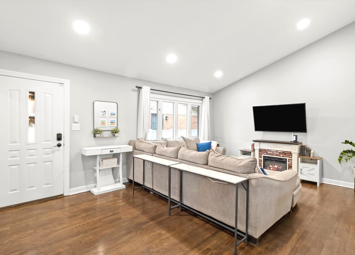 8725 N NATIONAL Avenue