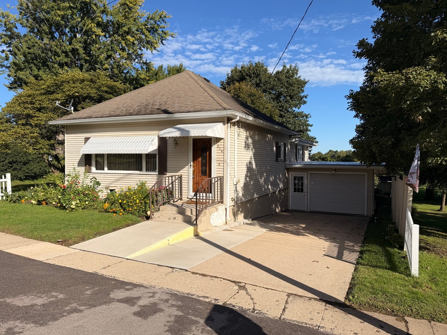 214 W Hennepin Street