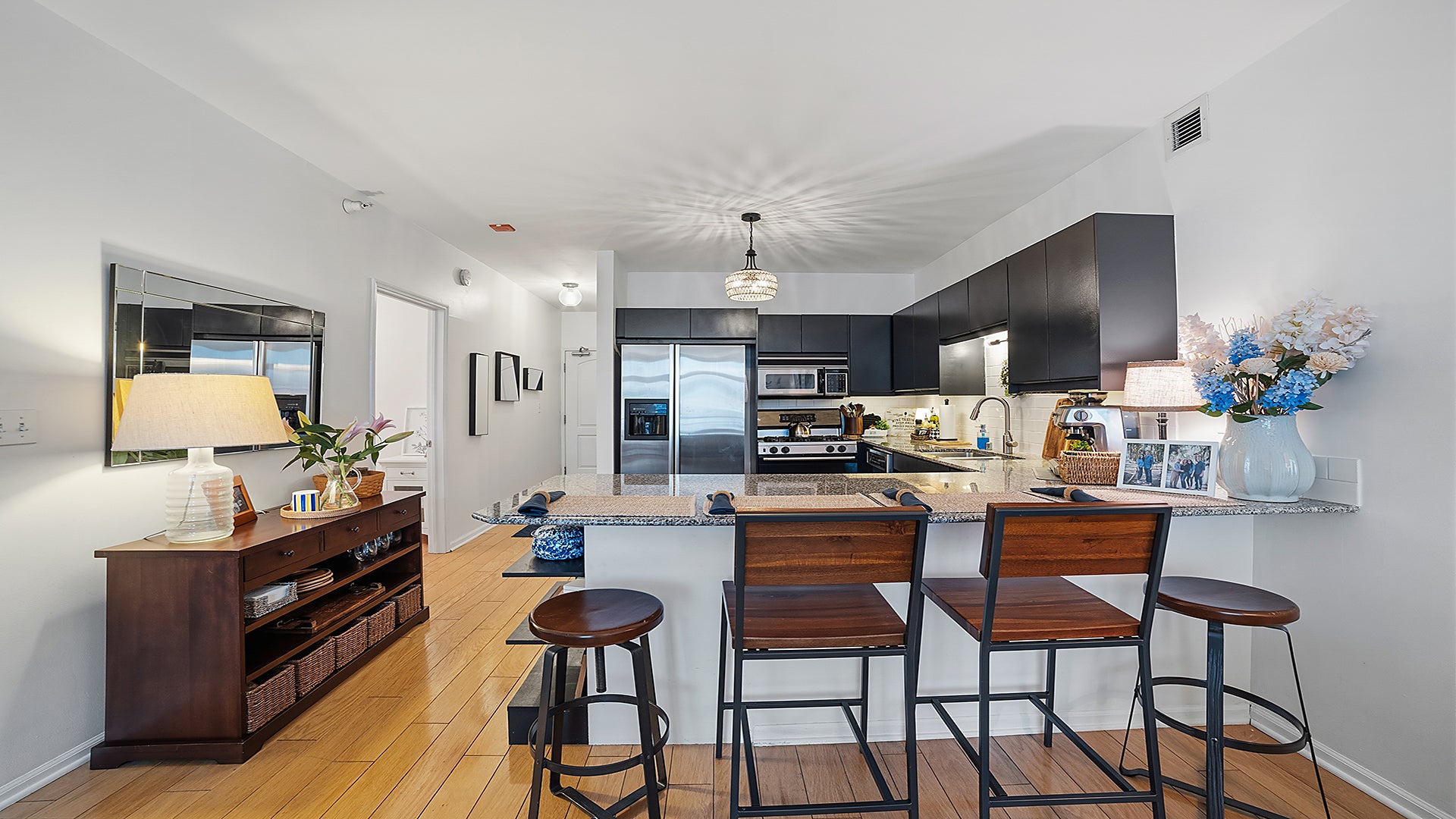 21 W CHESTNUT Street 1306