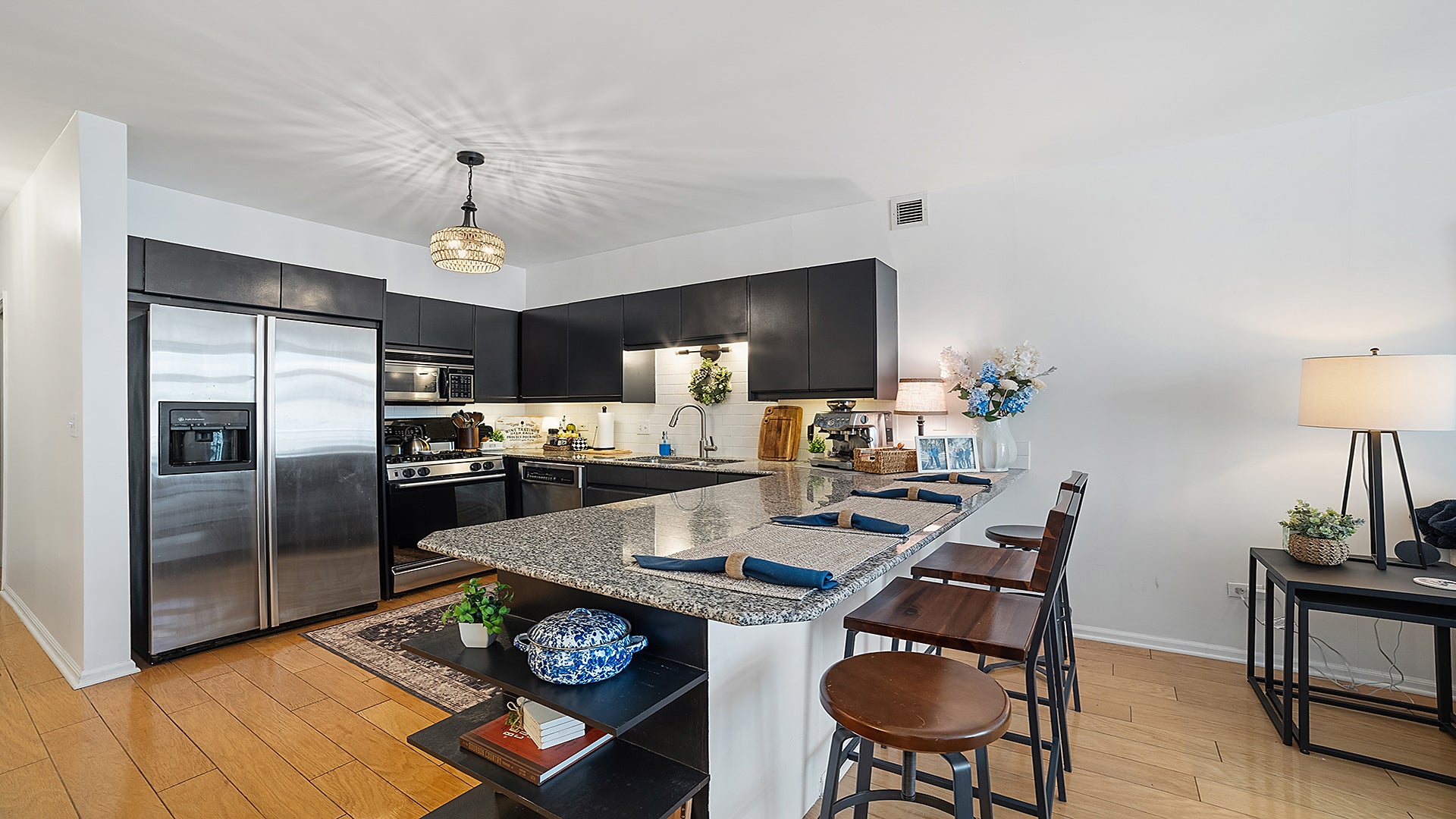 21 W CHESTNUT Street 1306