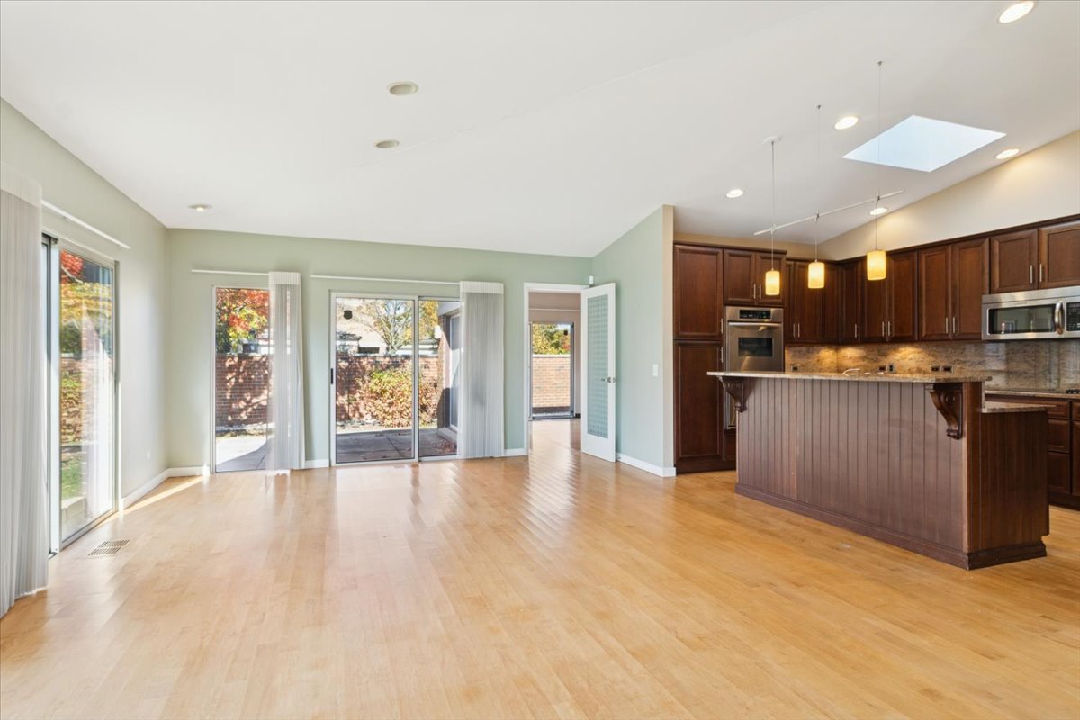 Deerfield, Illinois 60015, United States, 3 Bedrooms Bedrooms, ,3 BathroomsBathrooms,Residential,Active,236971