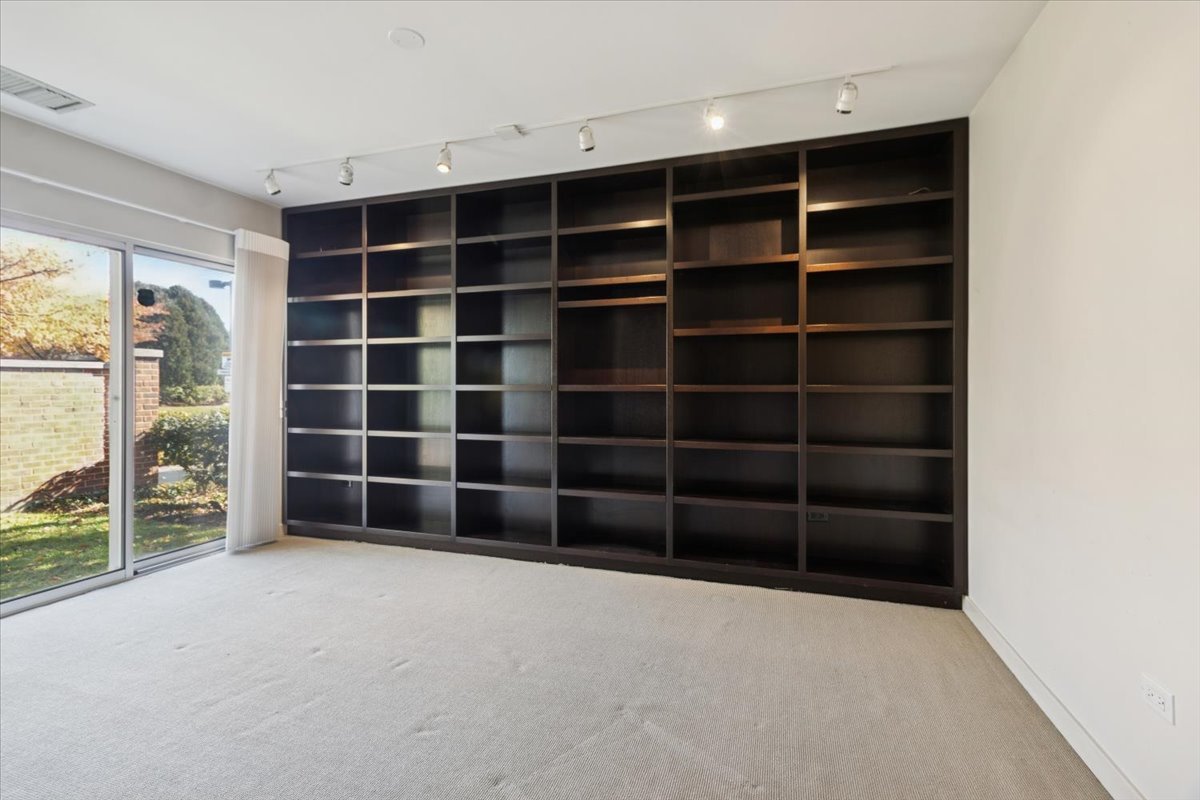 Deerfield, Illinois 60015, United States, 3 Bedrooms Bedrooms, ,3 BathroomsBathrooms,Residential,Active,236971