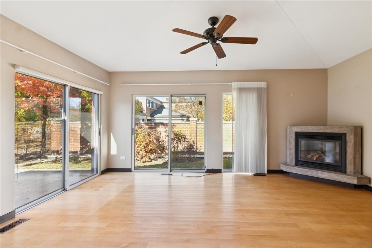 Deerfield, Illinois 60015, United States, 3 Bedrooms Bedrooms, ,3 BathroomsBathrooms,Residential,Active,236971