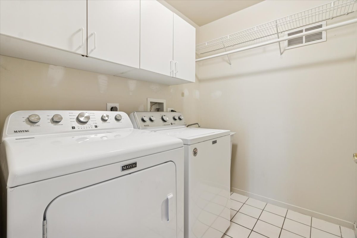 Deerfield, Illinois 60015, United States, 3 Bedrooms Bedrooms, ,3 BathroomsBathrooms,Residential,Active,236971