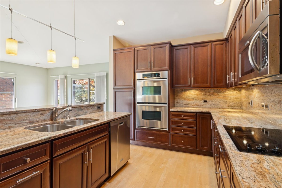 Deerfield, Illinois 60015, United States, 3 Bedrooms Bedrooms, ,3 BathroomsBathrooms,Residential,Active,236971