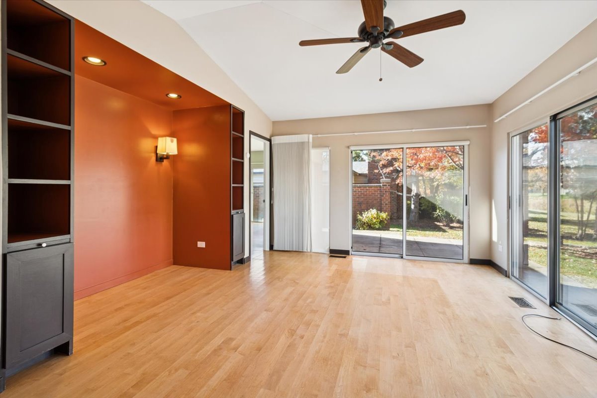 Deerfield, Illinois 60015, United States, 3 Bedrooms Bedrooms, ,3 BathroomsBathrooms,Residential,Active,236971