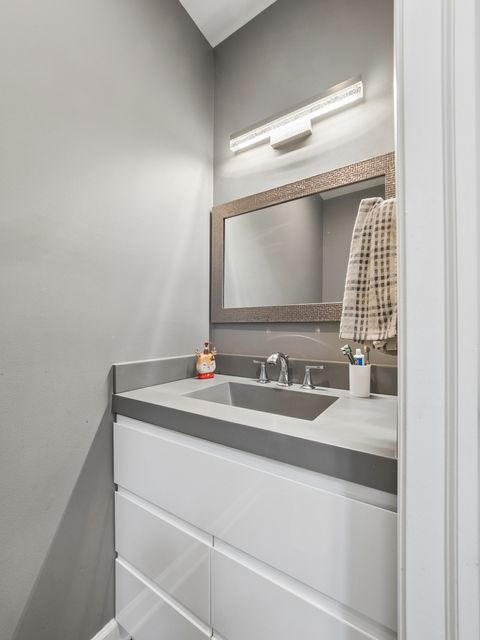 Tiny photo for 622 Oxford Court, Lindenhurst, IL 60046 (MLS # 12580364)