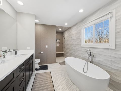 Tiny photo for 622 Oxford Court, Lindenhurst, IL 60046 (MLS # 12580364)