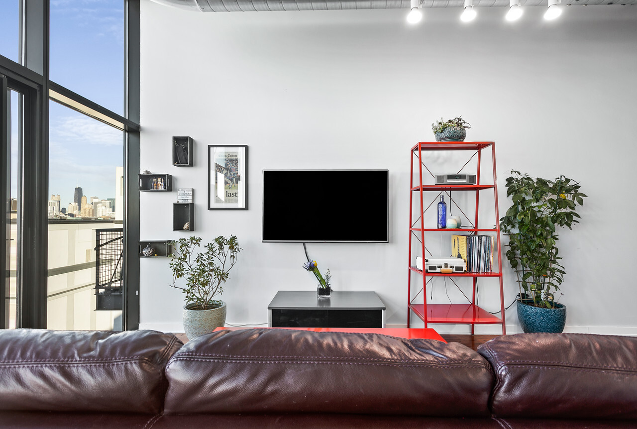 1224 W VAN BUREN Avenue 822