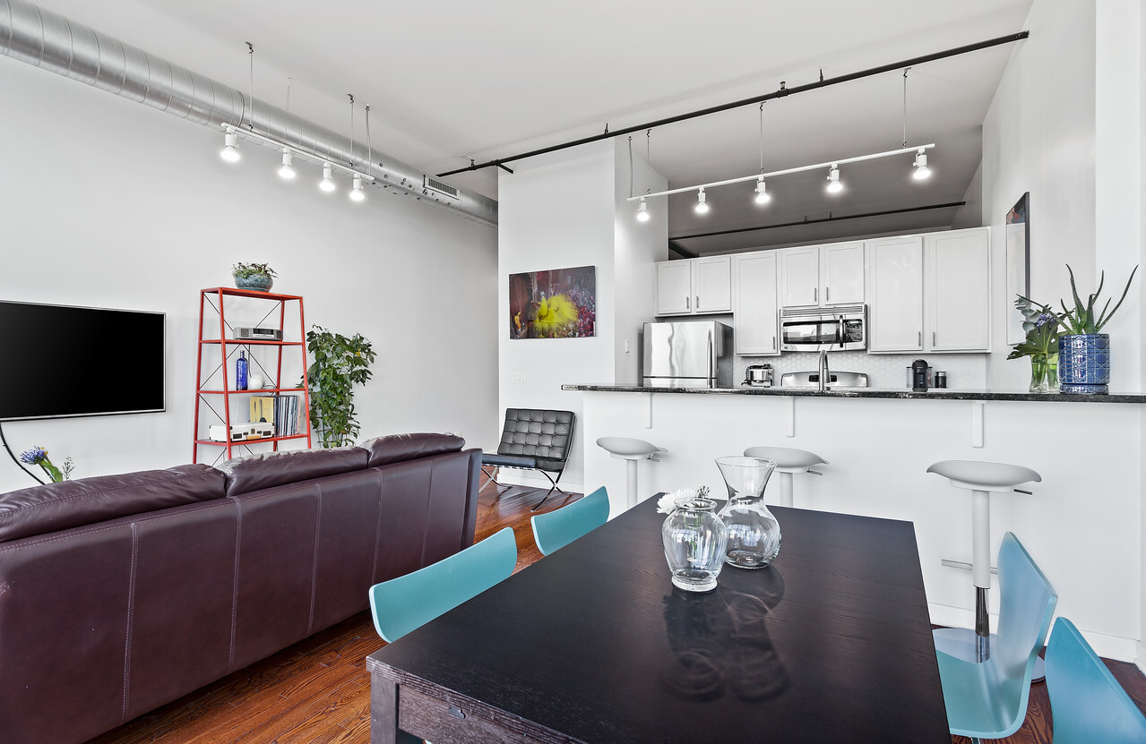1224 W VAN BUREN Avenue 822