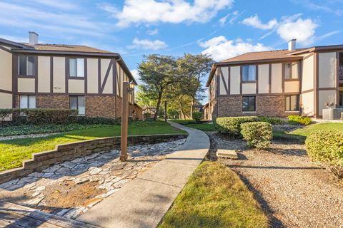 Tiny photo for 1703 Lakecliffe Drive #A, Wheaton, IL 60189 (MLS # 12489237)