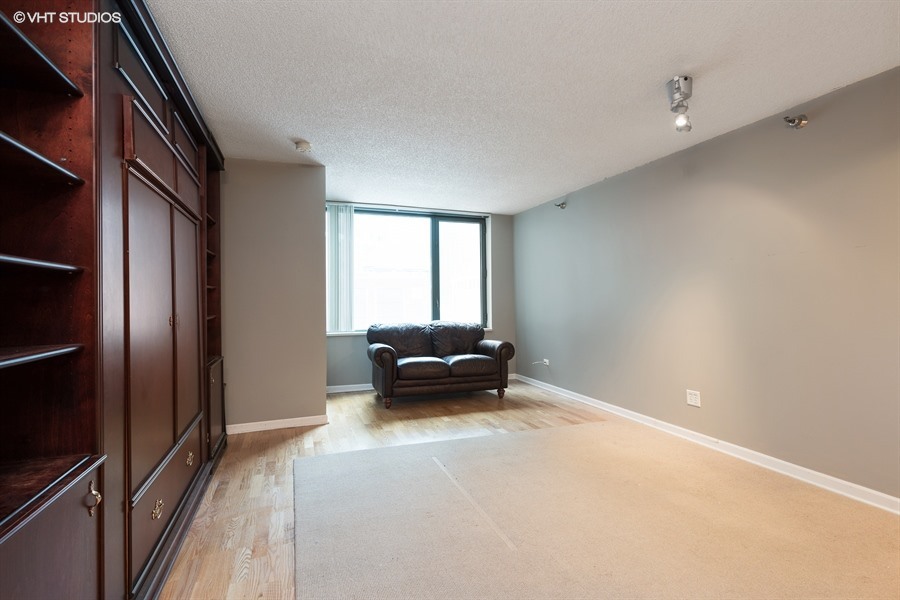 440 N McClurg Court 707
