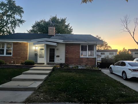 Photo of 9256 N Parkside Drive, Des Plaines, IL 60016 (MLS # 12518973)