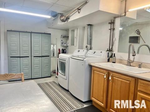 Tiny photo for 727 E CENTRAL PARK Avenue, Davenport, IA 52803 (MLS # QC4269631)