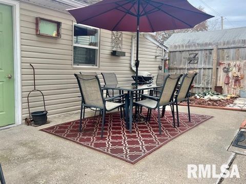 Tiny photo for 727 E CENTRAL PARK Avenue, Davenport, IA 52803 (MLS # QC4269631)