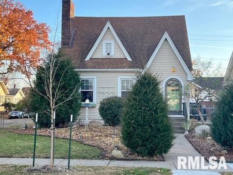 Photo of 727 E CENTRAL PARK Avenue, Davenport, IA 52803 (MLS # QC4269631)