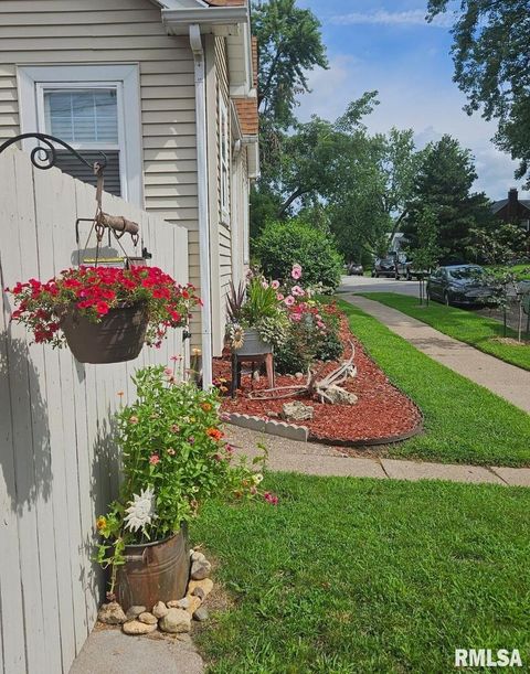 Tiny photo for 727 E CENTRAL PARK Avenue, Davenport, IA 52803 (MLS # QC4269631)