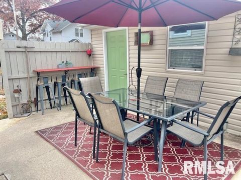 Tiny photo for 727 E CENTRAL PARK Avenue, Davenport, IA 52803 (MLS # QC4269631)