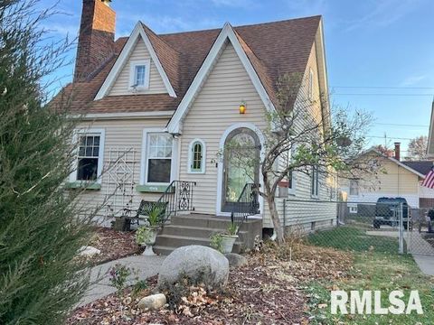 Tiny photo for 727 E CENTRAL PARK Avenue, Davenport, IA 52803 (MLS # QC4269631)