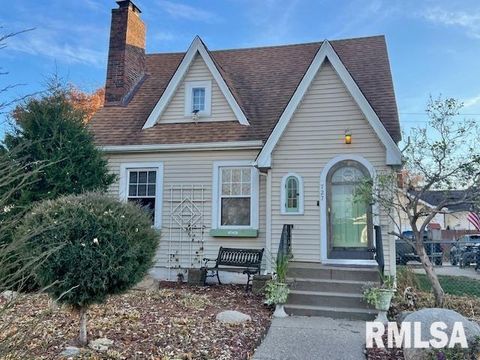 Tiny photo for 727 E CENTRAL PARK Avenue, Davenport, IA 52803 (MLS # QC4269631)