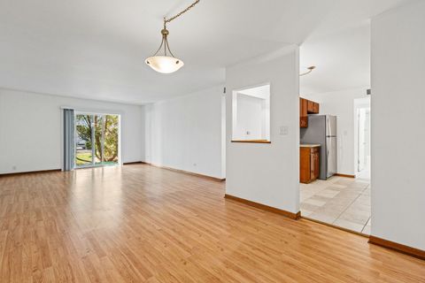 Tiny photo for 640 Murray Lane #111, Des Plaines, IL 60016 (MLS # 12601558)