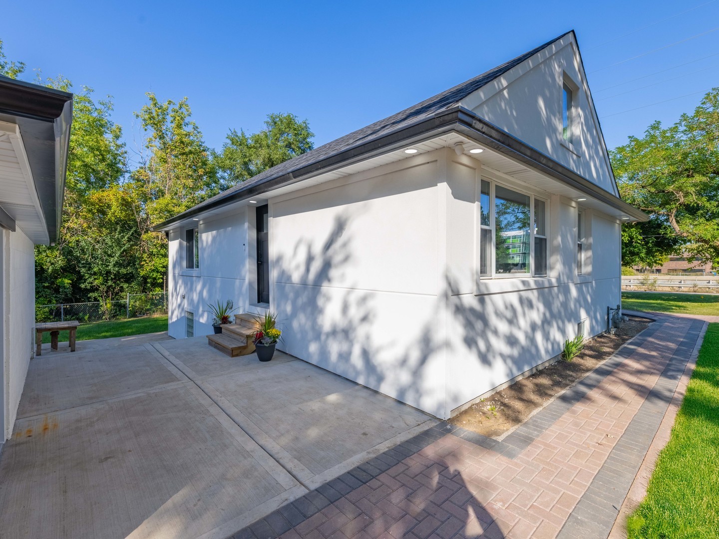 1046 E Van Buren Street