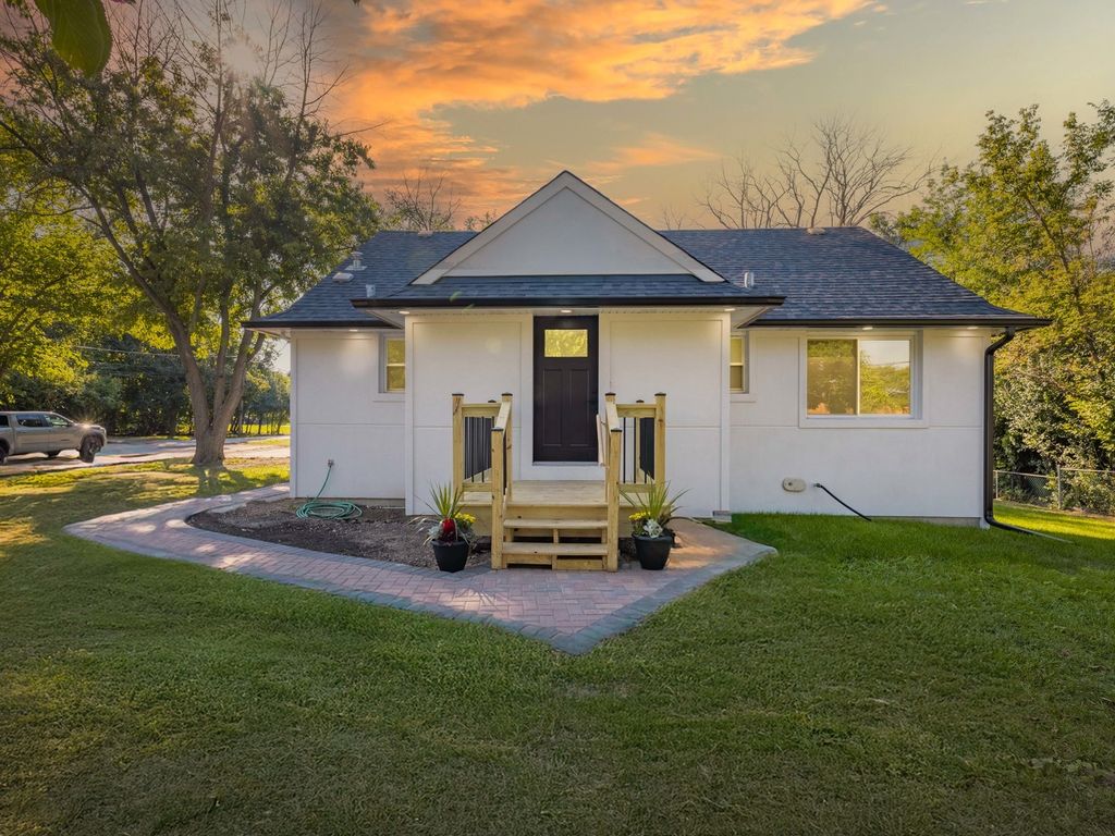 Photo for 1046 E Van Buren Street, Villa Park, IL 60181 (MLS # 12479410)