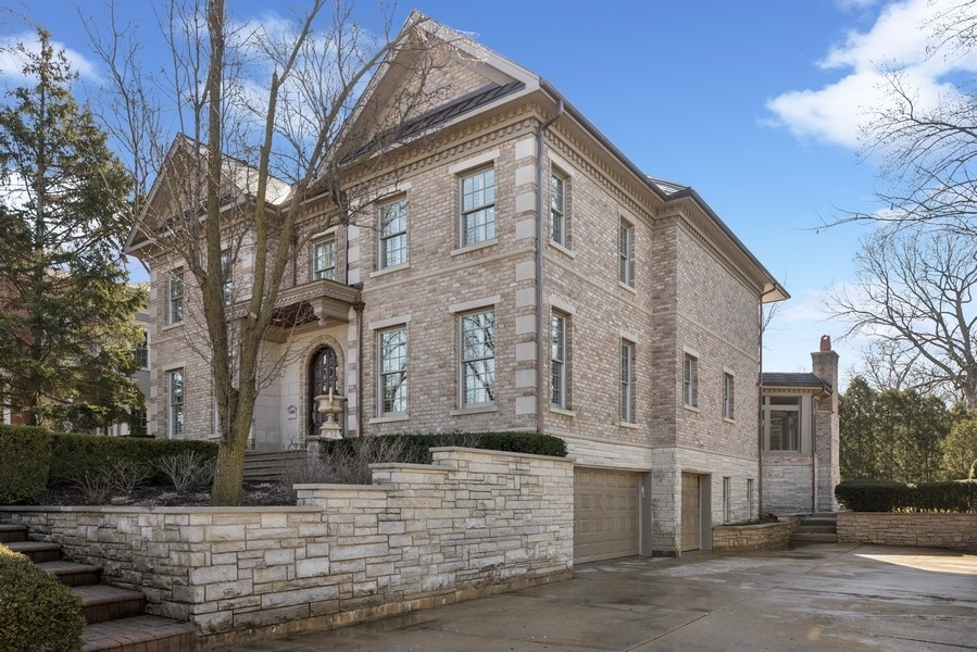 216 E chicago Avenue