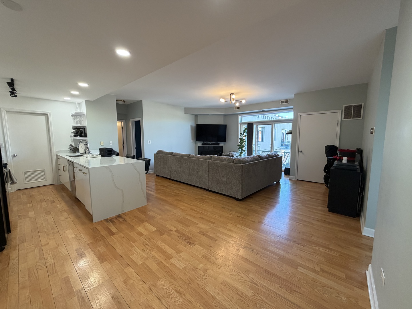 680 N Green Street 701