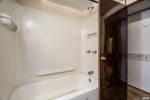 Tiny photo for 208 W PENNSYLVANIA Avenue, Pittsburg, IL 62974 (MLS # EB460344)