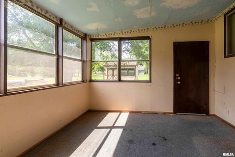 Tiny photo for 208 W PENNSYLVANIA Avenue, Pittsburg, IL 62974 (MLS # EB460344)